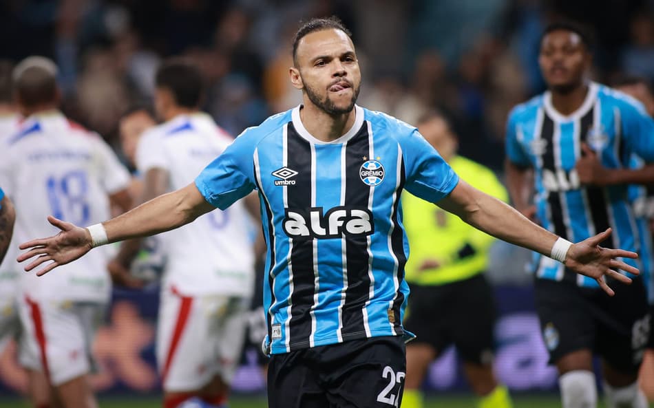 Com dois gols de pênalti de Braithwaite, Grêmio vence Fortaleza e se afasta do Z4