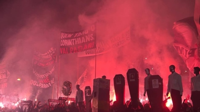 Com ‘funeral’ e tadalafila, torcida do Corinthians protesta contra ex-dirigentes
