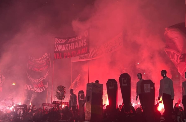 Com ‘funeral’ e tadalafila, torcida do Corinthians protesta contra ex-dirigentes