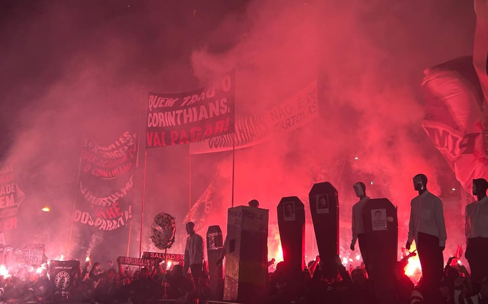 Com ‘funeral’ e tadalafila, torcida do Corinthians protesta contra ex-dirigentes