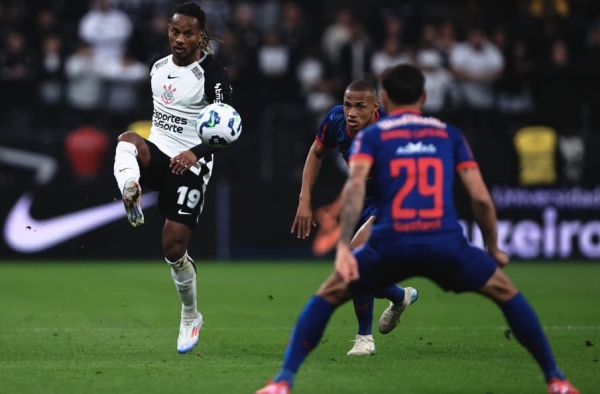Com pênalti polêmico, Bragantino vence o Corinthians pelo Brasileirão
