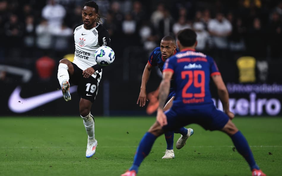 Com pênalti polêmico, Bragantino vence o Corinthians pelo Brasileirão