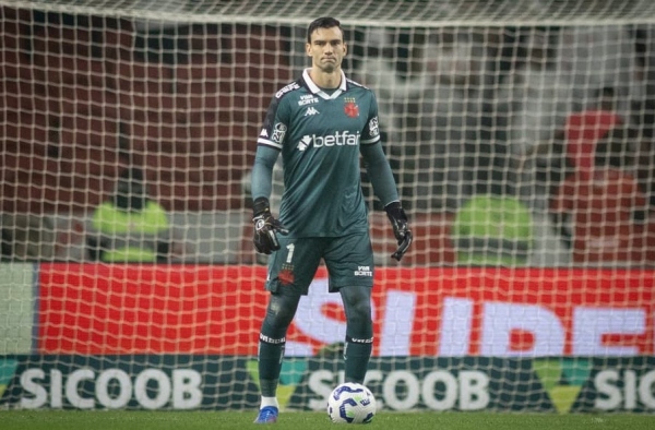 Comissão de Arbitragem da CBF vê acerto em expulsão de goleiro do Vasco