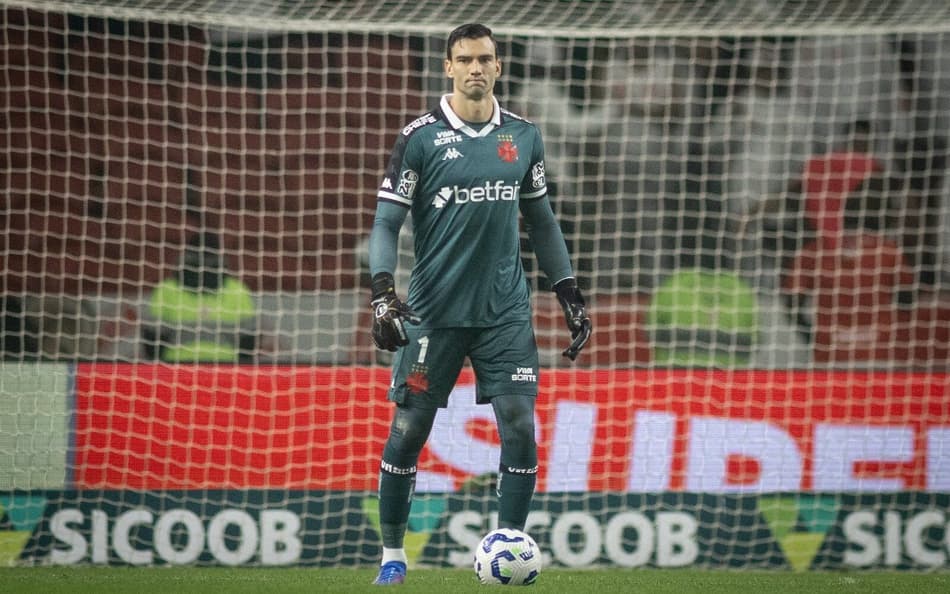Comissão de Arbitragem da CBF vê acerto em expulsão de goleiro do Vasco