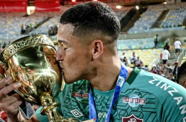 Coritiba exerce opção de compra, e goleiro se despede do Fluminense nas redes sociais