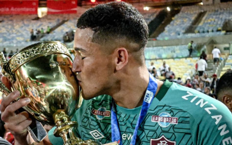 Coritiba exerce opção de compra, e goleiro se despede do Fluminense nas redes sociais