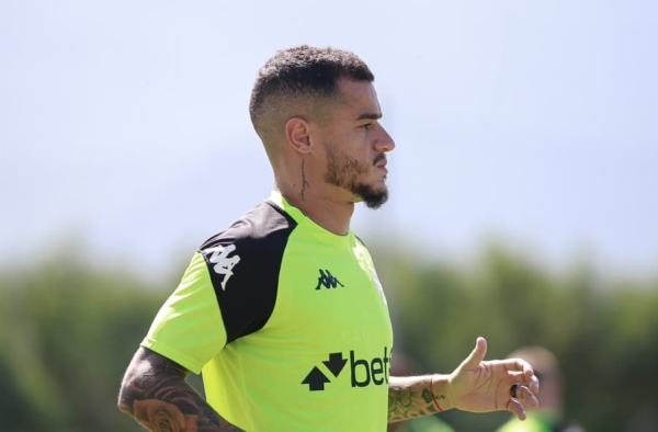 Coutinho tem autorização do Aston Villa e segue treinando no Vasco