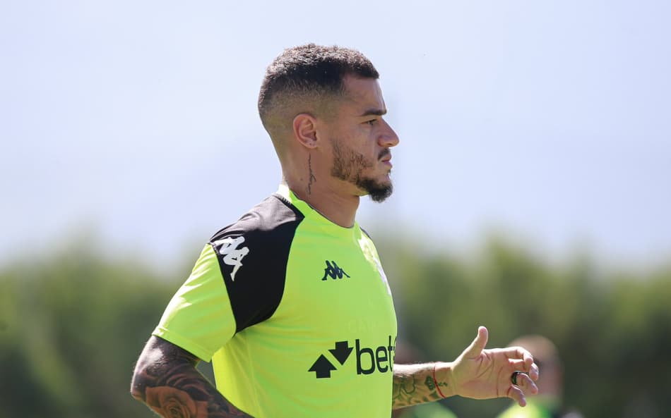 Coutinho tem autorização do Aston Villa e segue treinando no Vasco