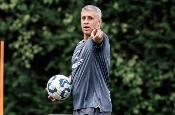 Crespo pode moldar sistema com três zagueiros para reforçar defesa do São Paulo