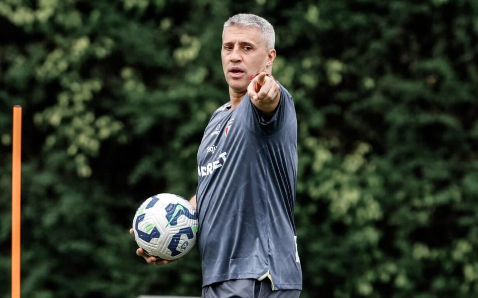 Crespo pode moldar sistema com três zagueiros para reforçar defesa do São Paulo