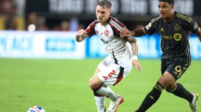 Das mãos de Arrascaeta, Varela recebe homenagem no Flamengo