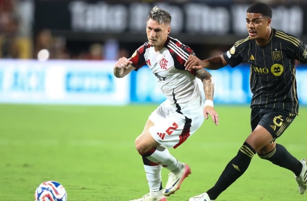 Das mãos de Arrascaeta, Varela recebe homenagem no Flamengo