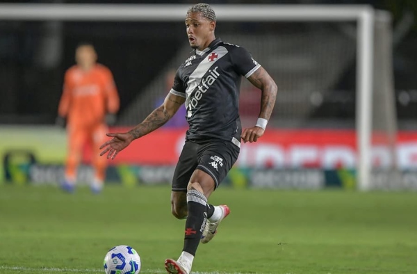 David volta a ser titular pelo Vasco, agrada e se torna opção em meio à escassez de reforços