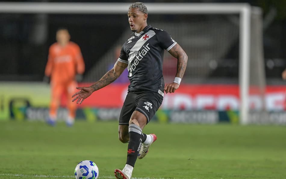 David volta a ser titular pelo Vasco, agrada e se torna opção em meio à escassez de reforços