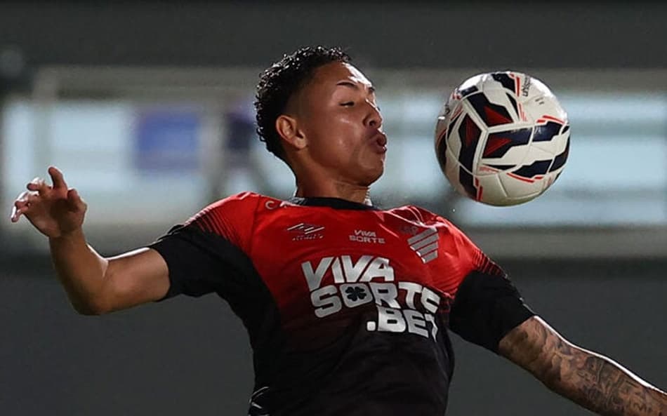De reserva no sub-20 à titular na Série B, Kauã Moraes assume lateral do Athletico