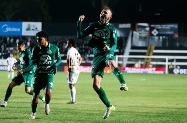 De virada, Chapecoense vence Operário-PR e cola no G-4 da Série B