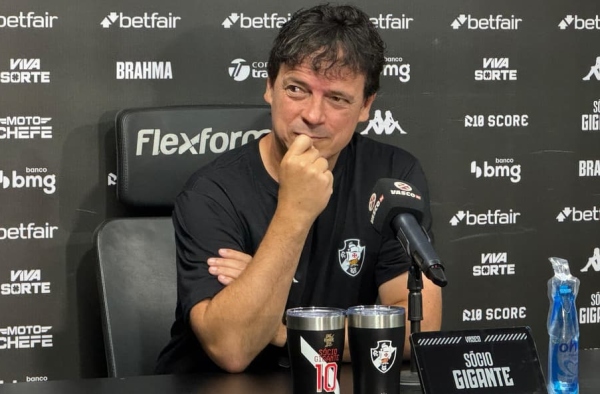 Diniz comenta protestos do Vasco e evita apontar culpados em empate: ‘Assimilar as vaias’