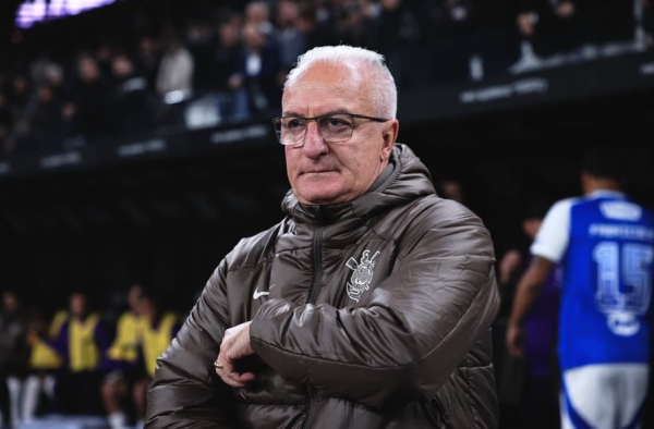 Dorival defende trabalho do Corinthians, mas volta a cobrar reforços