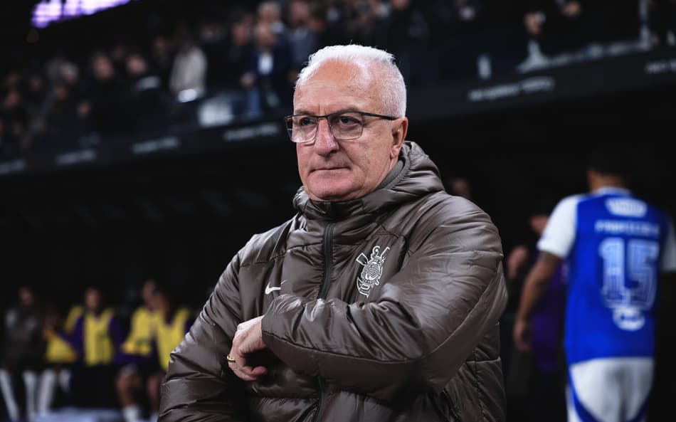 Dorival defende trabalho do Corinthians, mas volta a cobrar reforços
