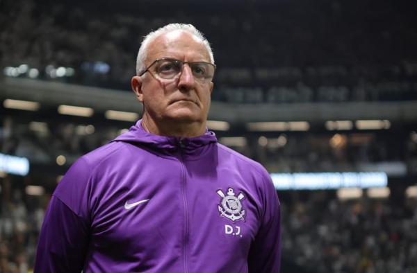 Dorival Júnior destaca desempenho do Corinthians e faz reclamação após vitória
