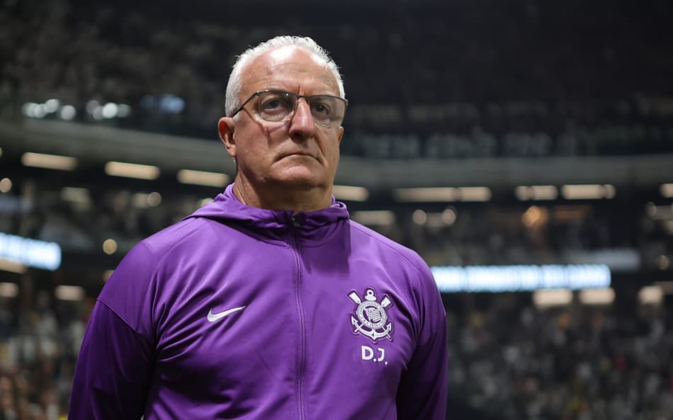 Dorival Júnior destaca desempenho do Corinthians e faz reclamação após vitória