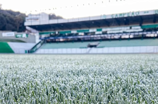 Estádio do Juventude amanhece ‘congelado’ após geada; veja imagem