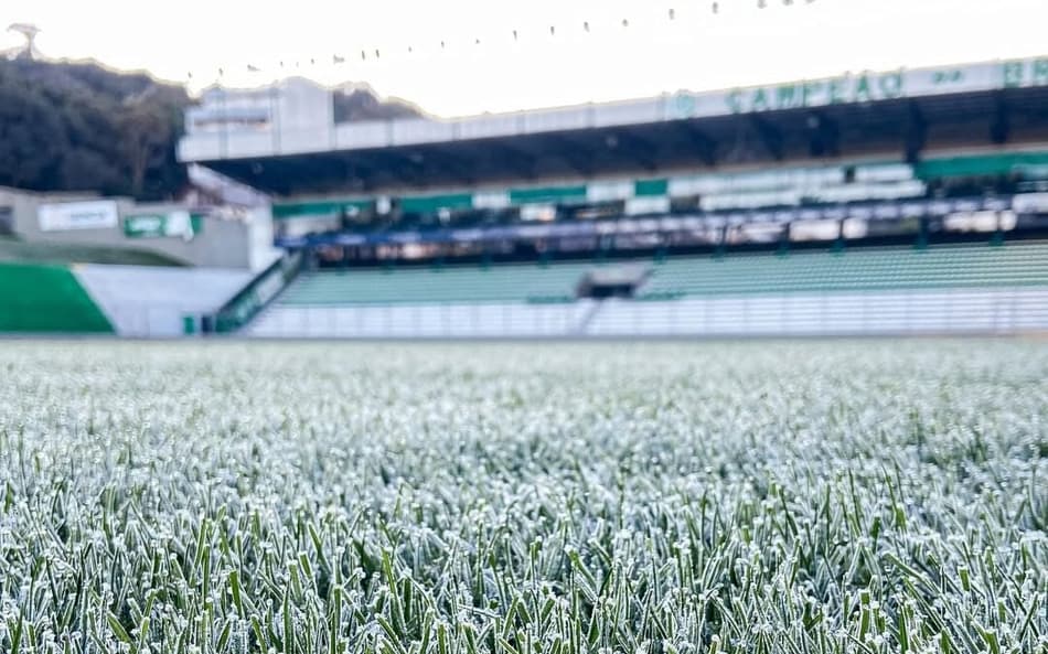 Estádio do Juventude amanhece ‘congelado’ após geada; veja imagem