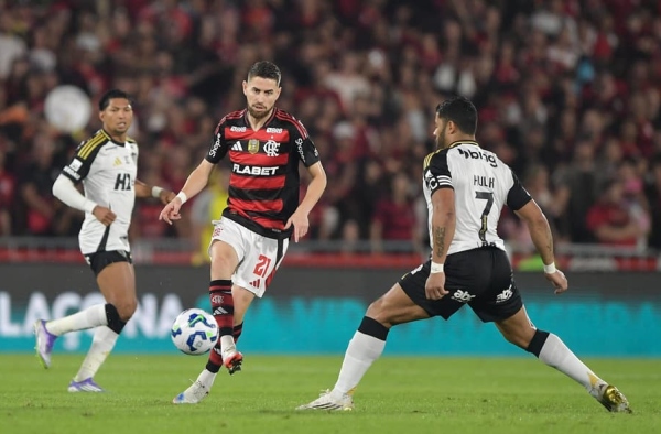 Flamengo derrota Atlético-MG e assume liderança do Brasileirão