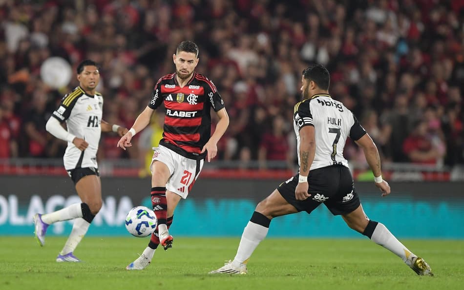Flamengo derrota Atlético-MG e assume liderança do Brasileirão