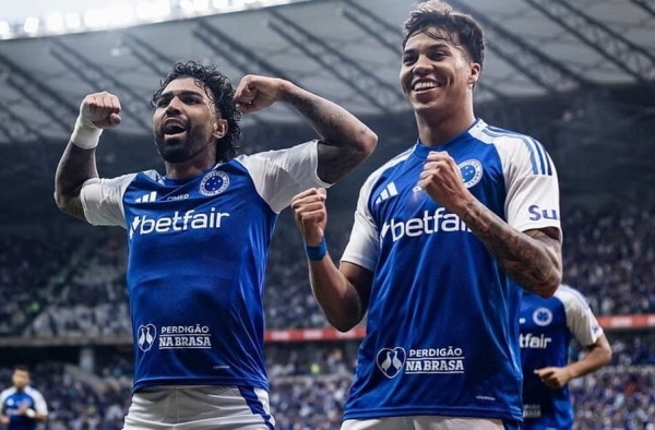 Gabigol comemora mais dois gols com a camisa do Cruzeiro