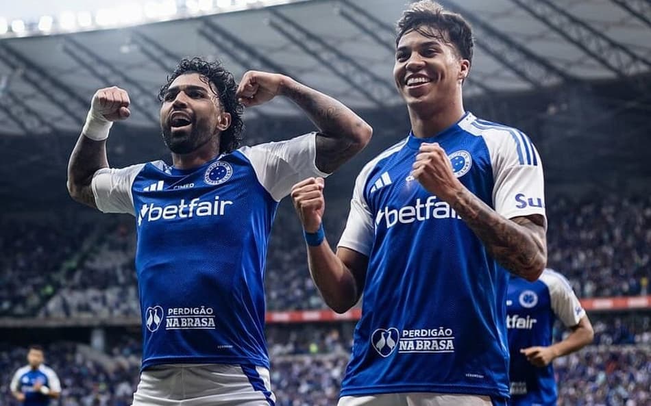 Gabigol comemora mais dois gols com a camisa do Cruzeiro