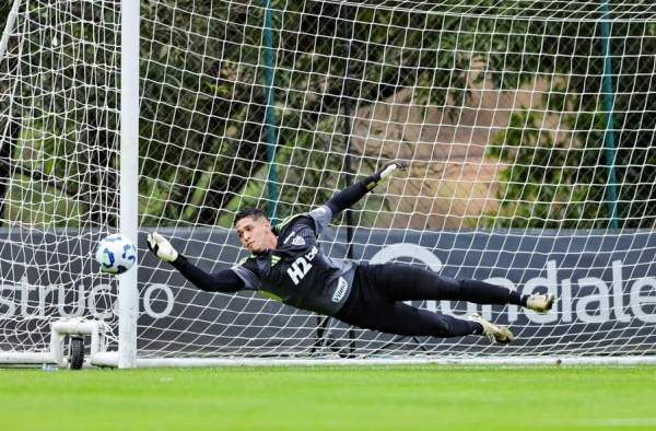 Gabriel Delfim ganha chance rara no gol Atlético-MG com ausência de Everson