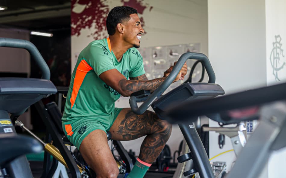 John Kennedy realiza atividades no CT Carlos Castilho: ‘Feliz por estar de volta’