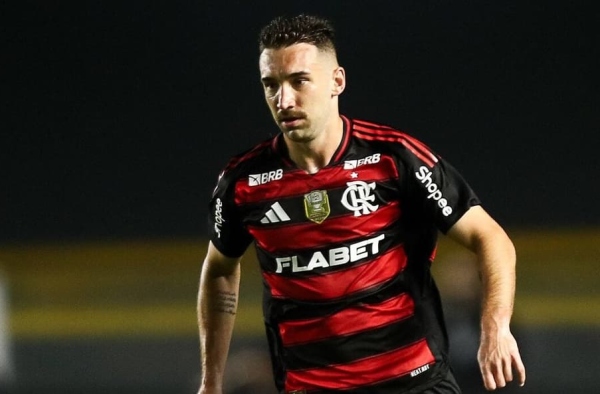 Léo Ortiz, do Flamengo, deixa jogo contra o Santos por dores na região glútea