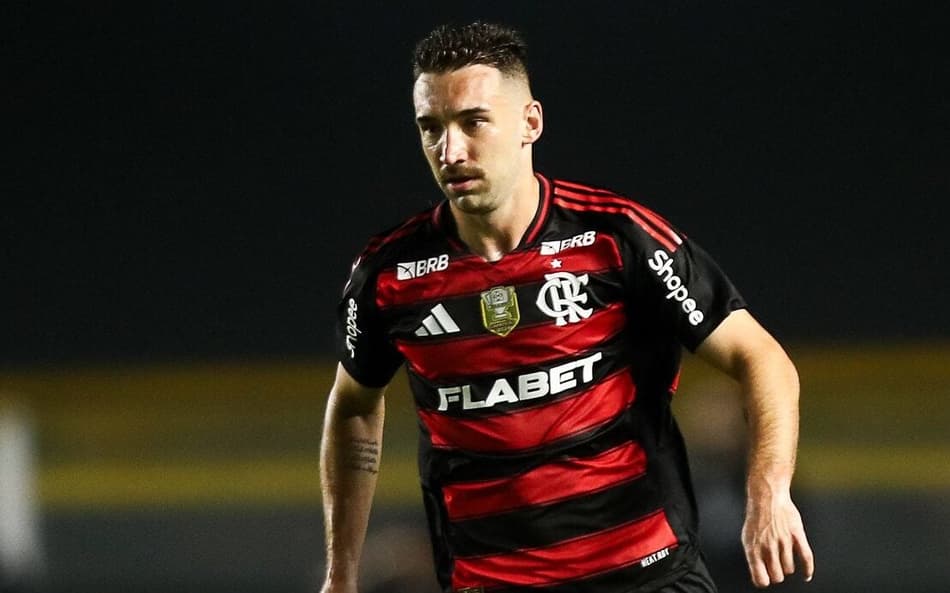 Léo Ortiz, do Flamengo, deixa jogo contra o Santos por dores na região glútea