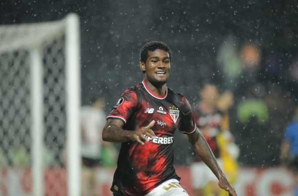 Lucas Ferreira preocupa e vira dúvida para o São Paulo em estreia de Crespo