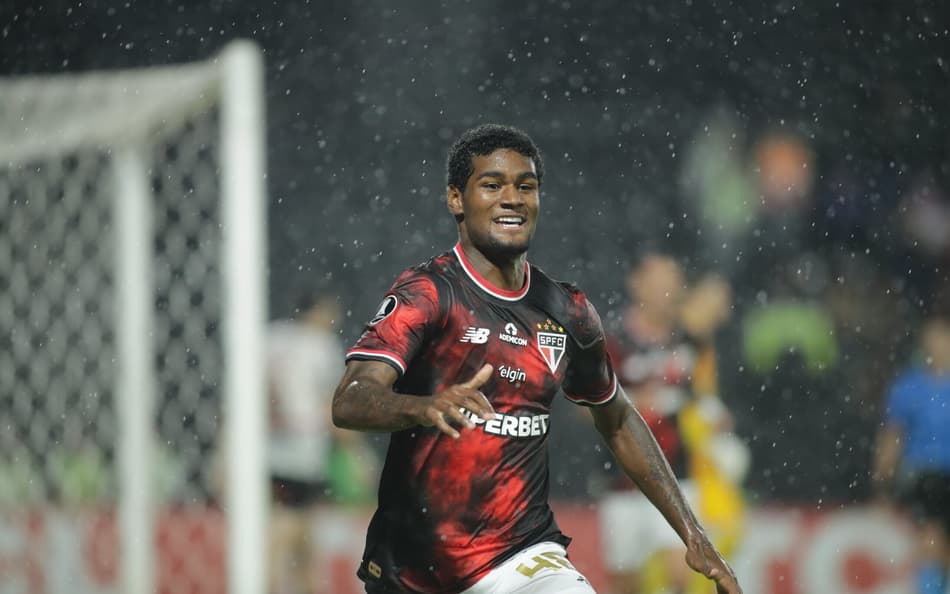 Lucas Ferreira preocupa e vira dúvida para o São Paulo em estreia de Crespo