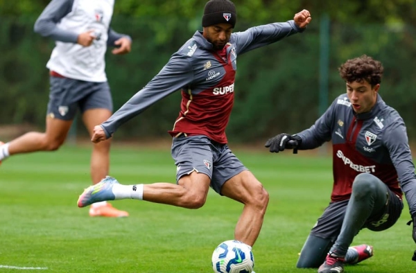 Lucas Moura e Ferreirinha participam de atividade com jovens da base do São Paulo