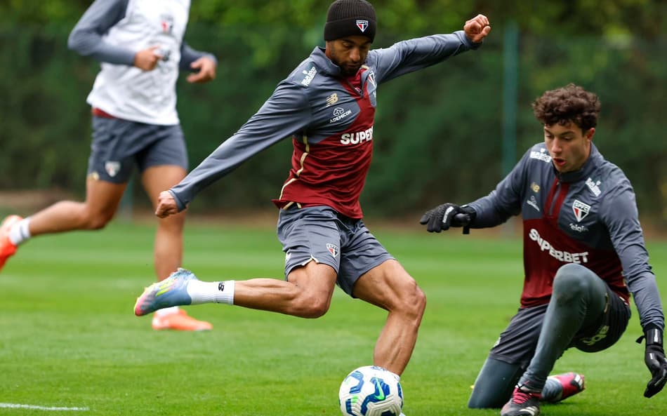 Lucas Moura e Ferreirinha participam de atividade com jovens da base do São Paulo