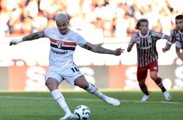 Luciano acerta, erra, sente: jogador se torna amuleto da torcida do São Paulo