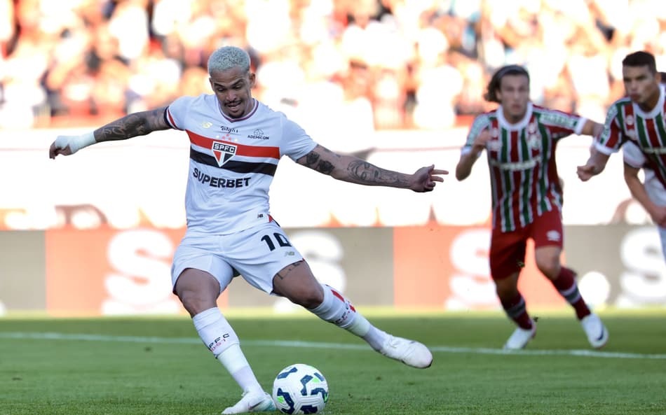 Luciano acerta, erra, sente: jogador se torna amuleto da torcida do São Paulo