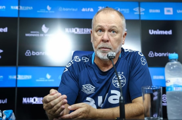Mano Menezes abre o jogo e define o futuro de Carballo no Grêmio