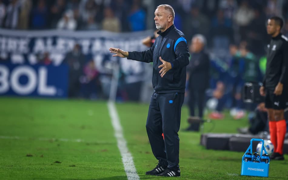 Mano Menezes se defende após prometida melhora do Grêmio não vir