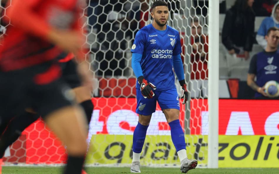 Mycael perde titularidade no Athletico e tem reação inesperada nas redes sociais