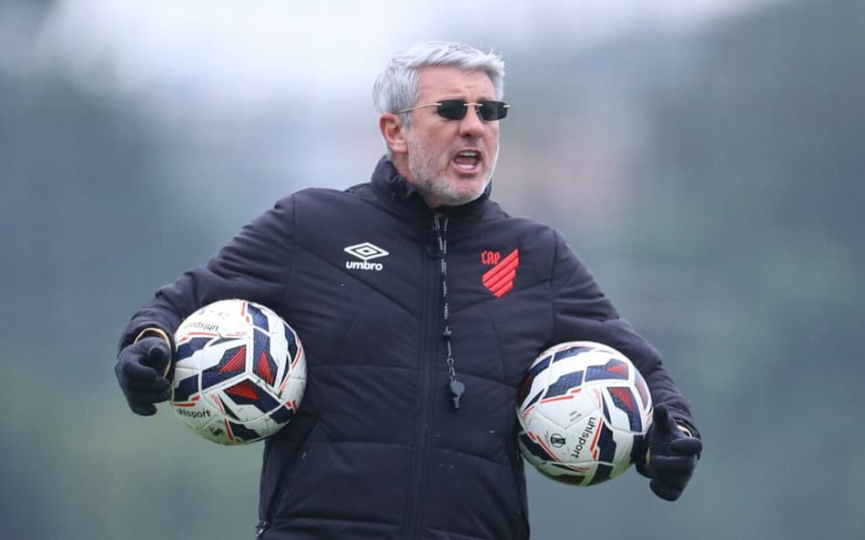 Odair Hellmann lamenta que Athletico não contratou volante do Fortaleza
