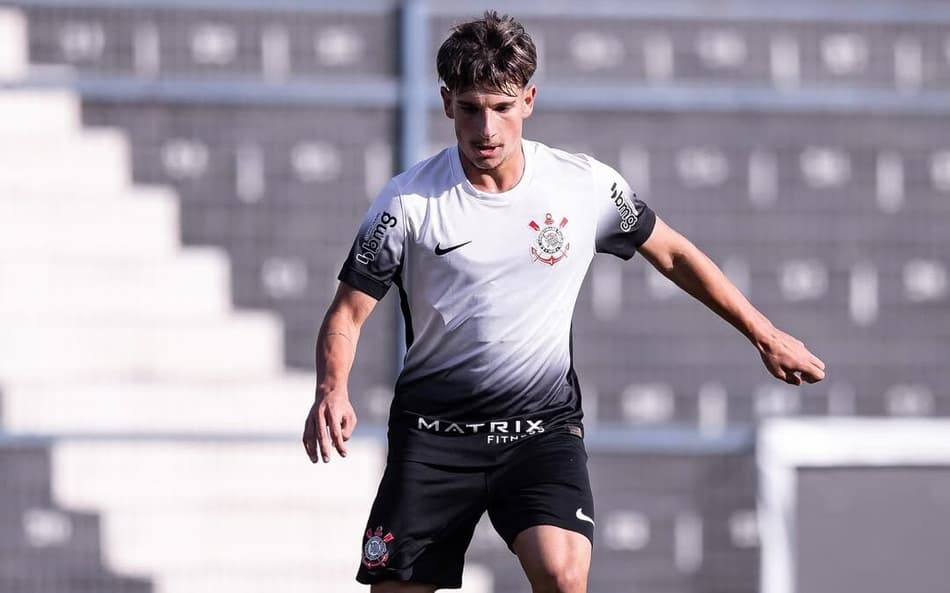 Promessa do Corinthians assina primeiro contrato com multa milionária