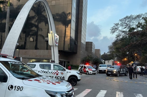 Protesto no Corinthians começa com clima tenso e churrasco
