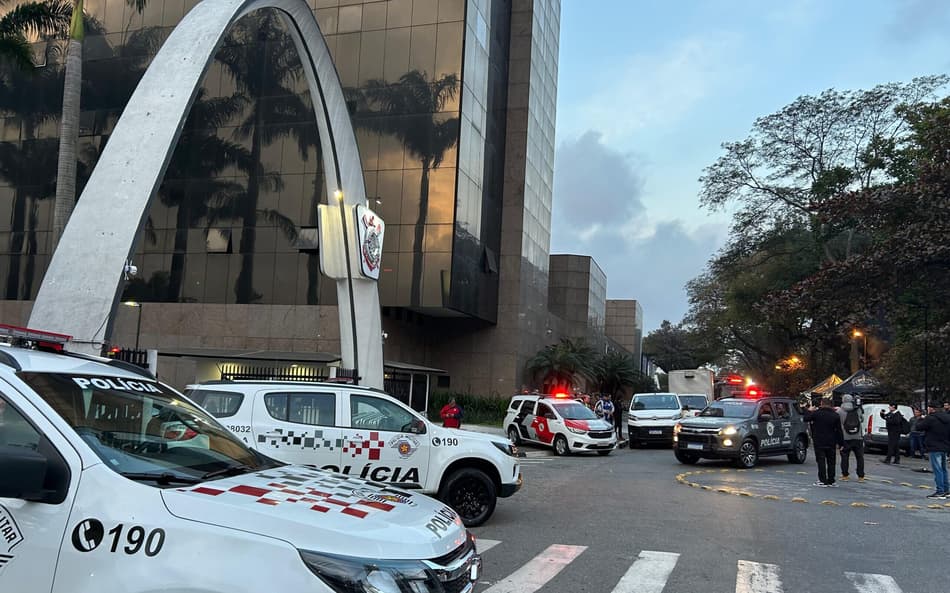 Protesto no Corinthians começa com clima tenso e churrasco