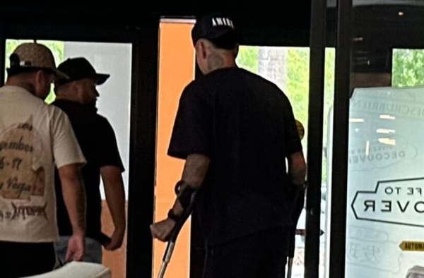 Pulgar deixa hotel do Flamengo nos EUA de muletas; veja imagens