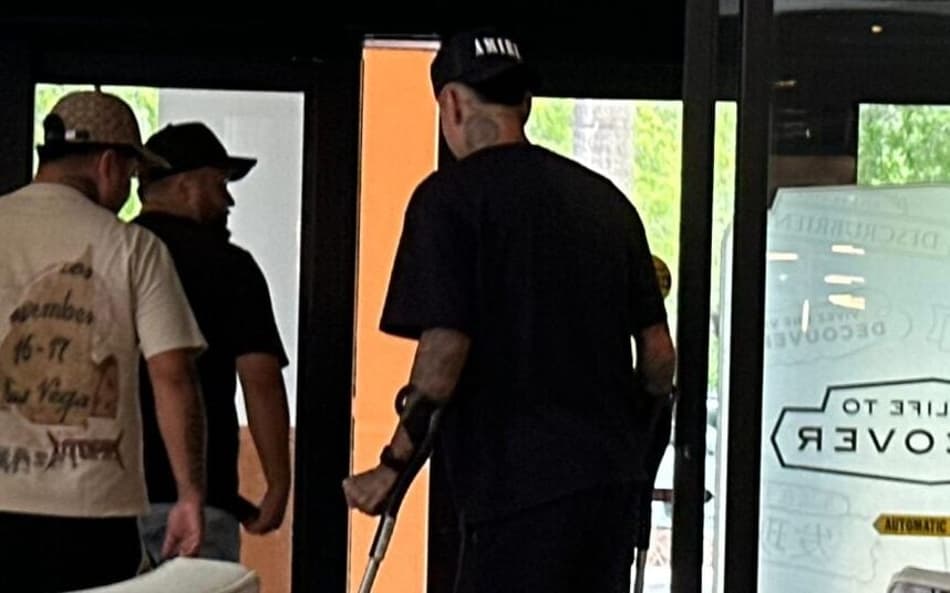 Pulgar deixa hotel do Flamengo nos EUA de muletas; veja imagens